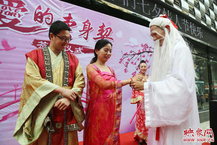 “月老”為每對情侶綁定“愛你一輩子”情侶手鏈。