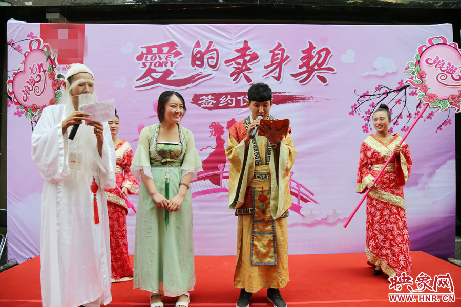 男子現(xiàn)場宣讀“賣身契”的內容，讓大家作證。