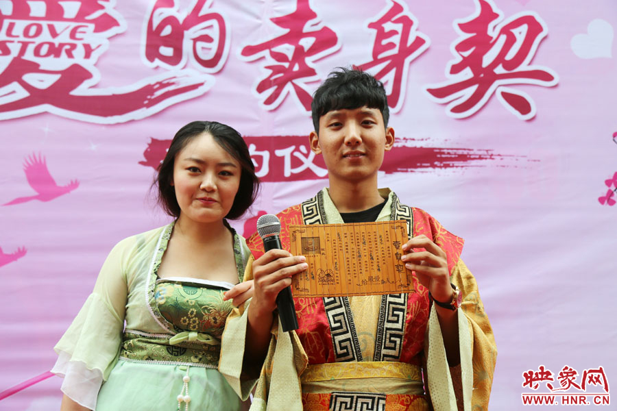 現(xiàn)場的8名男子異口同聲地表示，如違反此契約，可以接受處以極刑。