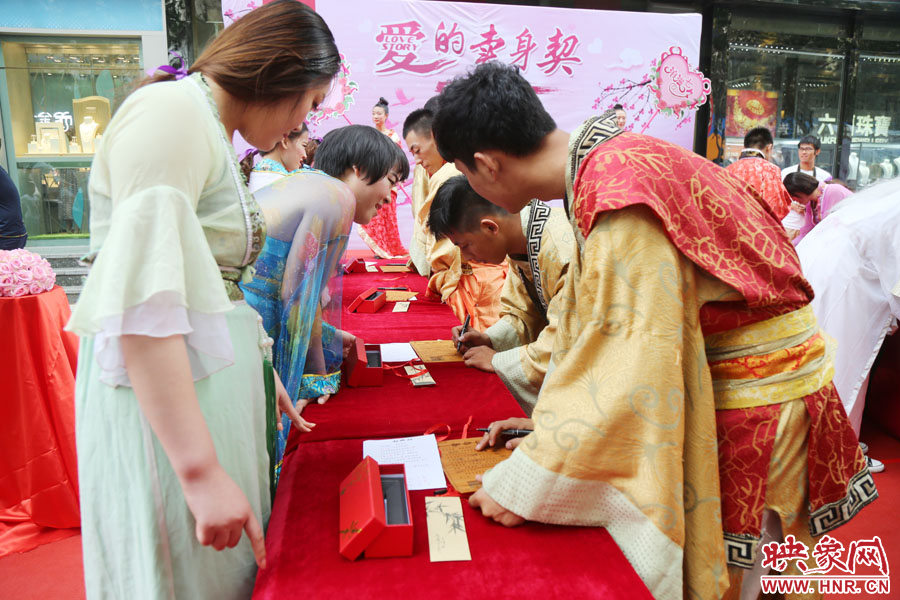 在“月老”的見證下，8名男子簽下代表真摯愛情的“賣身契”。