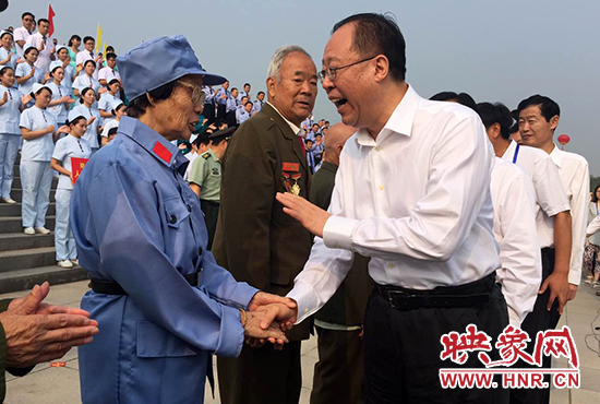 領導與老兵親切交流 領導與老兵親切交流