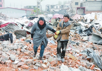 腳下是曾經(jīng)的公司，王琳夫婦內(nèi)心十分悲痛