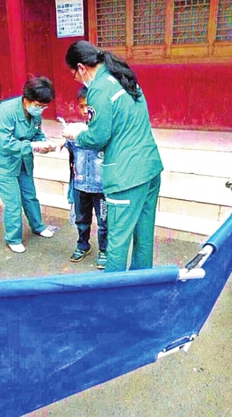 醫(yī)護人員救助受傷的小樂 資料圖 醫(yī)護人員救助受傷的小樂 資料圖