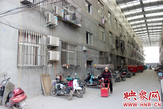 三棟居民樓沒有任何手續(xù)，沒有房產(chǎn)證，售價超級低。