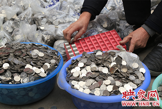 這筆“巨資”大部分已被員工清點好，都是1元硬幣，每500元用一小袋裝起來。