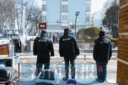 小區(qū)門口有兩撥保安把門，分屬不同的物業(yè)公司