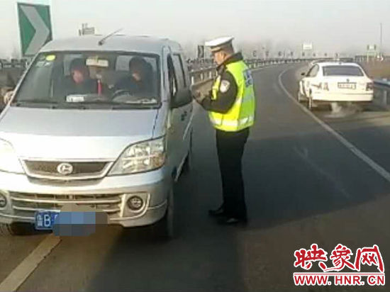 2月3日，一名男子因錯過了路口不顧自身安全竟然在高速上逆行，被焦作高速交警逮個正著。