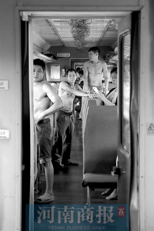 中伏天體驗(yàn)綠皮車 223斤乘務(wù)員兩個半月瘦53斤