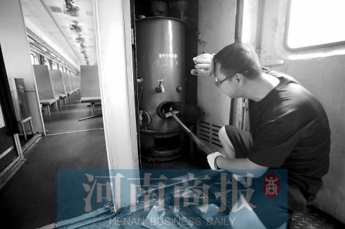 中伏天體驗(yàn)綠皮車 223斤乘務(wù)員兩個半月瘦53斤