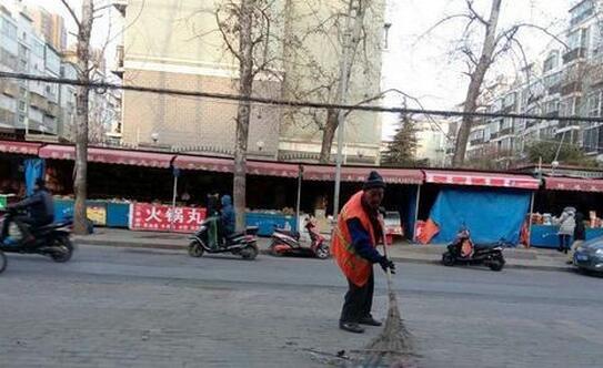 環(huán)衛(wèi)工3點(diǎn)起床怕影響孫子睡覺(jué) 住窩棚兩年多