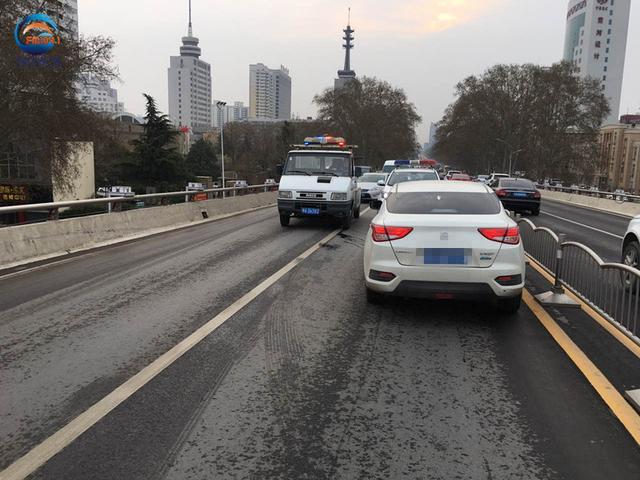 鄭州私家車撞毀十米護(hù)欄　司機抽著煙逆行下橋