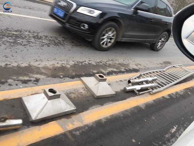 鄭州私家車撞毀十米護(hù)欄　司機抽著煙逆行下橋