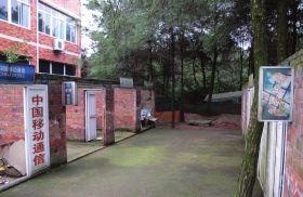 緊挨鐵山坪基地，有一條“迷你”街道，雖然簡(jiǎn)陋，但尚未拆去的店鋪名稱顯出了曾經(jīng)的“繁華”。組圖/記者倪志剛