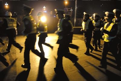 ▲涼山警方連夜出擊打拐。本報(bào)記者歐陽(yáng)曉菲攝