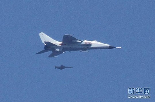 資料圖：中國(guó)飛豹戰(zhàn)機(jī)發(fā)射導(dǎo)彈，精確打擊海上目標(biāo)。