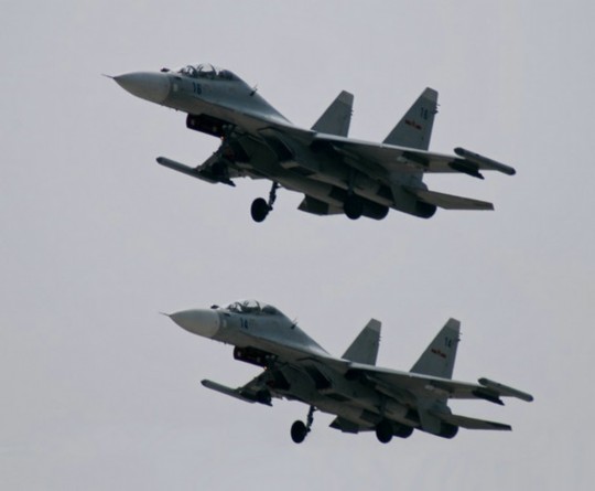 資料圖：解放軍蘇-30戰(zhàn)機(jī)編隊(duì)飛行。