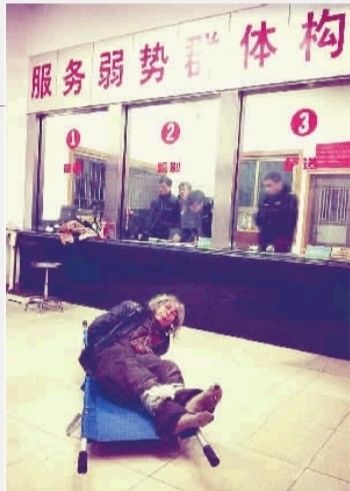 1月7日23點50分，長沙市救助管理站大廳，一名老年流浪者躺在擔(dān)架上，無助地看著記者。