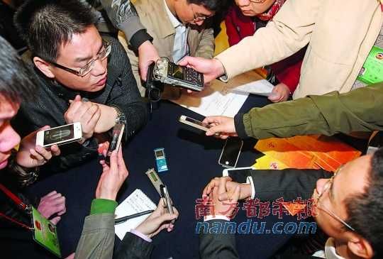 咨詢問政會(huì)上，記者的錄音設(shè)備遍布臺(tái)面。南都記者 馮宙鋒 攝