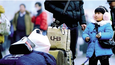 昨天上午，一名隨家長回老家的小女孩在等候進站。