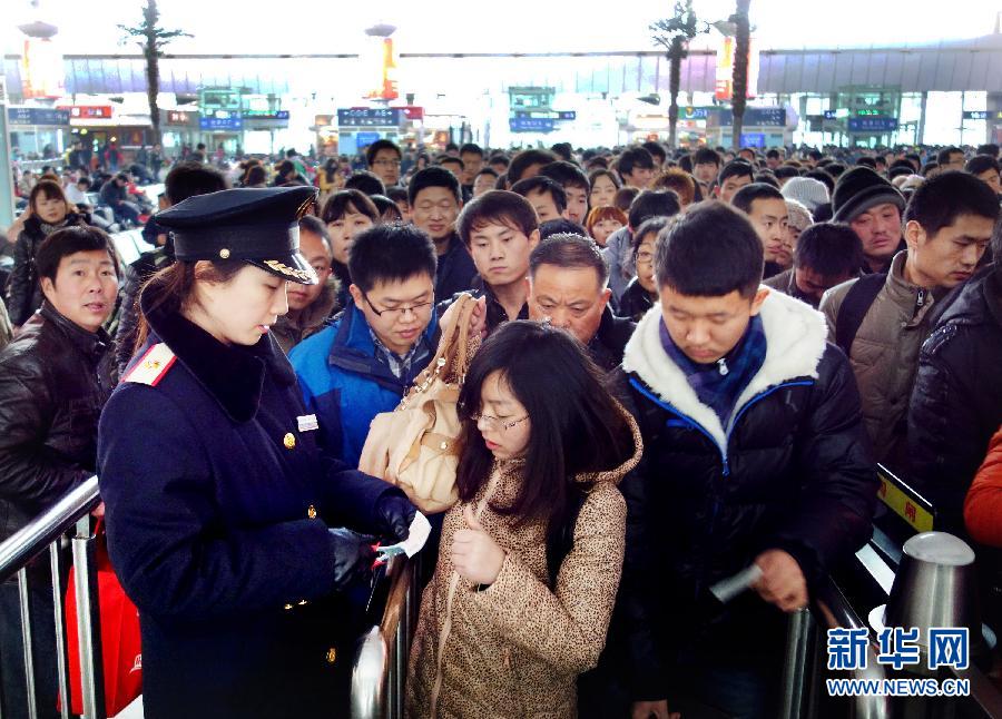 鐵路春運(yùn)15天發(fā)送旅客超8000萬 客流相對平緩 鐵路春運(yùn)15天發(fā)送旅客超8000萬 客流相對平緩