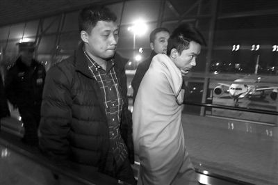 昨日，首都機(jī)場，跨國綁架勒索團(tuán)伙首犯中國籍男子奚某被押解回國。新京報(bào)記者 尹亞飛 攝