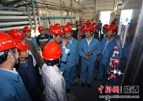 中石化董事長考察污水處理拿起半杯處理水喝盡 中石化董事長考察污水處理拿起半杯處理水喝盡