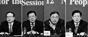 昨天，國務(wù)院深化醫(yī)藥衛(wèi)生體制改革領(lǐng)導(dǎo)小組辦公室負(fù)責(zé)人王保安、孫志剛、馬曉偉、胡曉義（從左至右）就“醫(yī)藥衛(wèi)生體制改革”有關(guān)問題回答記者提問。記者王鵬/攝