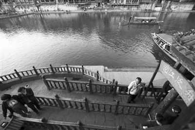 16日，湖南省長(zhǎng)沙市，連日來(lái)，鳳凰景區(qū)游客稀少，商戶收入減少。