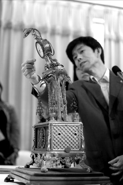 昨天，故宮文物修復(fù)專家向記者介紹“人打鐘”的損壞情況。圖/CFP