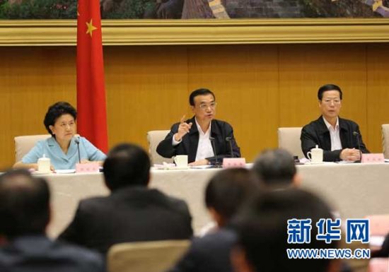 　5月13日，國務(wù)院召開全國電視電話會議，動員部署國務(wù)院機構(gòu)職能轉(zhuǎn)變工作。中共中央政治局常委、國務(wù)院總理李克強發(fā)表講話。 新華社記者劉衛(wèi)兵 攝