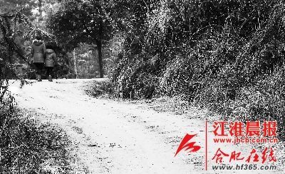 2月21日，媽媽帶著小雪離開了村子。 晨報記者 高博 攝