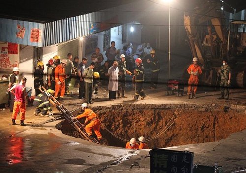 　圖為救援人員正在搜救。