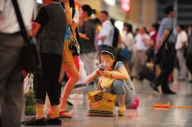 5月26日，武廣高鐵長沙南站，因?yàn)楦哞F設(shè)備故障，滯留了大量旅客。圖/記者李坤