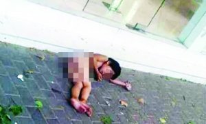 大熱天，小女孩赤身躺在馬路上