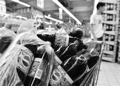 昨日，浙江省杭州市，在一家超市里拍攝到的百事可樂。近日，百事可樂再次遭遇“致癌風(fēng)波”。圖/CFP