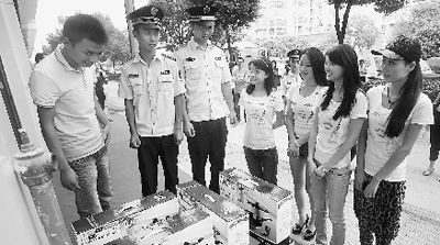 “美女執(zhí)法”。