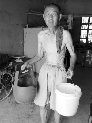 76歲老人無(wú)奈去遠(yuǎn)處拎水 76歲老人無(wú)奈去遠(yuǎn)處拎水