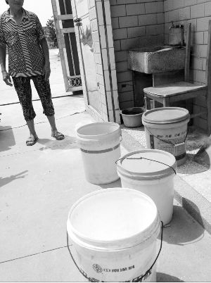 排隊(duì)打水 排隊(duì)打水