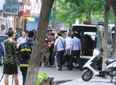 女童安全獲救后，嫌疑人被制服并由民警押出餐館。新華社發(fā)