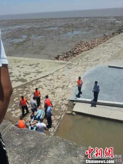 圖為網(wǎng)友@龍眼看新聞提供的溺水事故救援現(xiàn)場。 網(wǎng)友@龍眼看新聞 攝