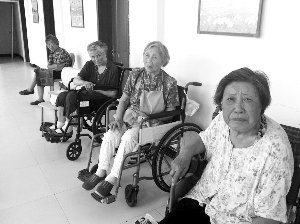 13個(gè)老人中，年齡最大的已經(jīng)99歲