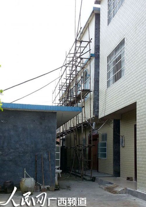 何某某的家門(mén)緊鎖，23日晚家人連夜搬家，現(xiàn)在去向不明