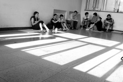 女童的家屬在醫(yī)院走廊中等待。京華時(shí)報(bào)記者趙思衡攝