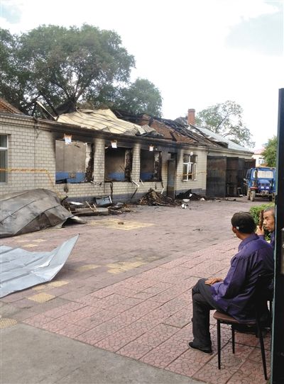 7月27日，海倫聯(lián)合敬老院內(nèi)，幾名老人看著對面被燒毀的特護病房。新京報記者 涂重航 攝