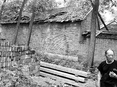 嫌疑人父母時(shí)常外出反映問題，家里的房子已破爛不堪。