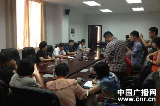 試卷原件展示前向媒體說(shuō)明情況，并要求媒體不能拍照或攝像