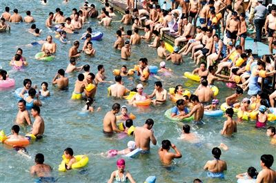 昨日，濟(jì)南市最高氣溫超過37℃，位于市區(qū)黑虎泉畔的泉水浴場(chǎng)免費(fèi)開放。