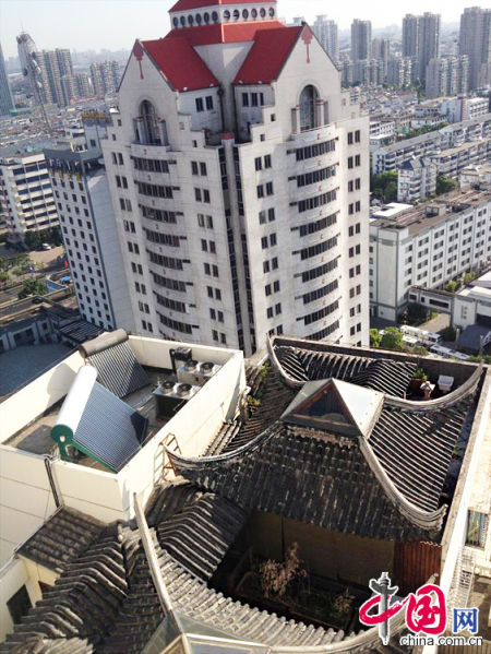 2013年8月14日，江蘇蘇州蘇州市三香大廈高樓18層樓頂東側(cè)陽臺上的“蘇州園林”式別墅，兩座涼亭和兩道回廊，飛檐翹角，一派蘇州園林的氣勢。中國網(wǎng)圖片庫李俊鋒攝影