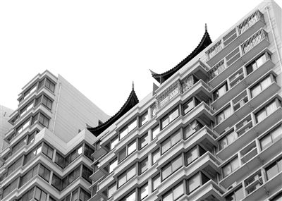 從三香大廈樓下能看見“空中園林”的亭檐一角。