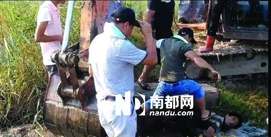 另一名男子被推入水塘。